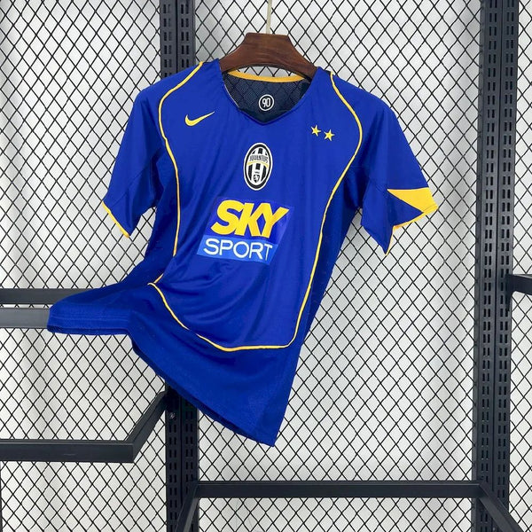 Retro Juventus Away Shirt 2004/05